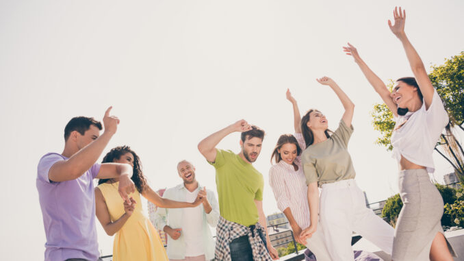 Photo,Of,Young,Attractive,Friends,Enjoy,Music,Have,Fun,Chill